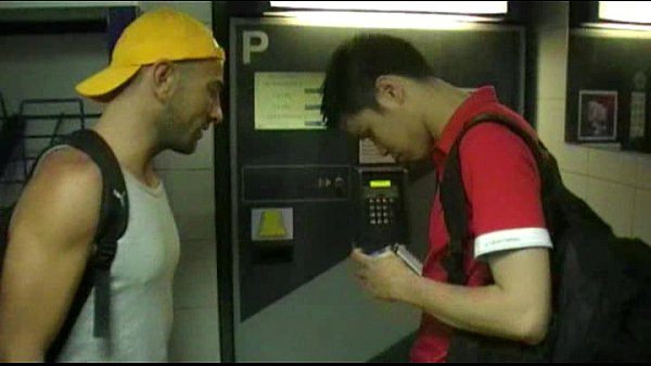 Hiếp Dâm Chàng Trai Gay Châu Á Trong Toilet Công Cộng